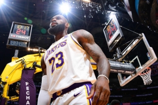 Nepalanki "Lakers" pergalė žemyn nustūmė Sabonį ir "Kings", "Nuggets" sugrįžo į viršūnę